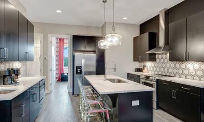 Katie Hill Neighborhood House | NEW Diva Retreat 13beds Rooftop Views Free Parking