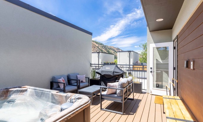 Hailey House | New Downtown Hailey Condo with Rooftop Hot Tub