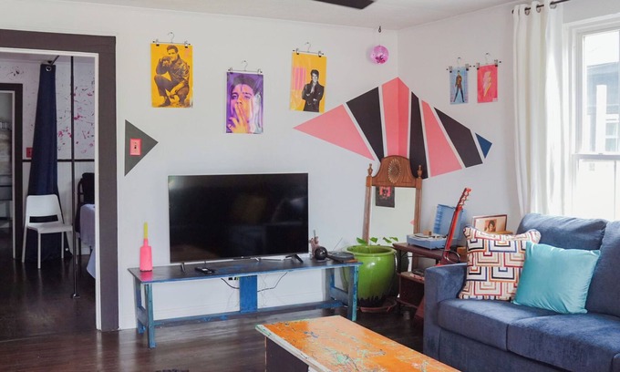 Tupelo House | NEW DOWNTOWN TUPELO- HOUND DOG BUNGALOW -ROCK-N-ROLL themed 1BR 1B Shotgun style