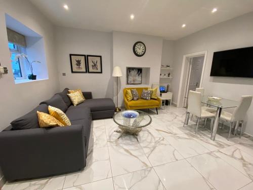 Chiswick Riverside Apartment | New Elegant 2 Bed flat in Chiswick