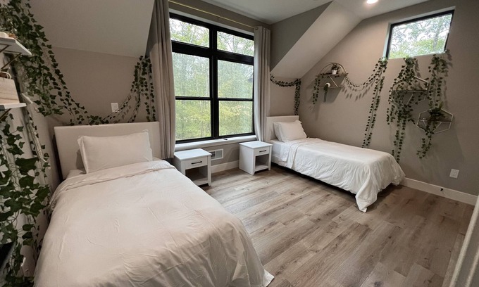 Rowland House | New, elegant and cozy home at Masthope Mountain