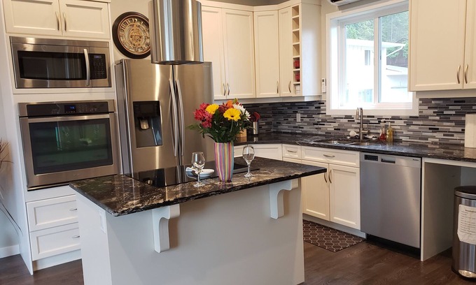 West Kelowna Estates Apartment | New executive Carriage Home LICENSE # 9175