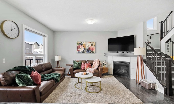 Calgary House | NEW! Family 4BR w Kid's Play Den & Yard- FREE Banff Pass, BBQ, Wine!
