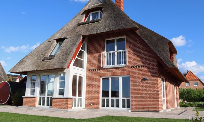Rosenhagen House | New, family-friendly Thatched Cottage 350m BC Beach barrel sauna Free WiFi, fireplace