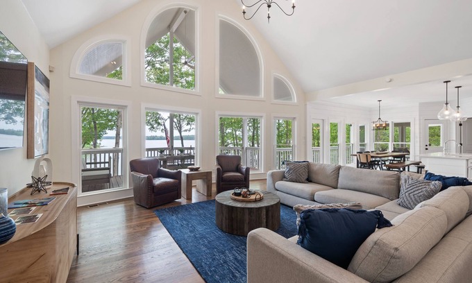 Lake Oconee House | New! Fast Wi-Fi, Luxury Lake Property, Arcade, Close to Dining & Shopping!