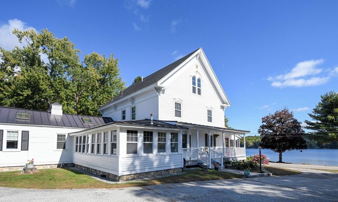 Casco House | * NEW FOR 2025 * Exquisite Art-Filled Retreat on Pleasant Lake