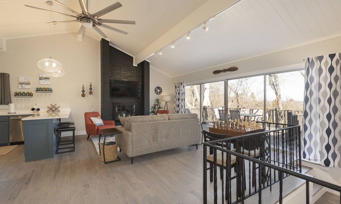 Pottsboro House | NEW! ♦ Fun & Modern Lake Retreat ♦ Near Marina!