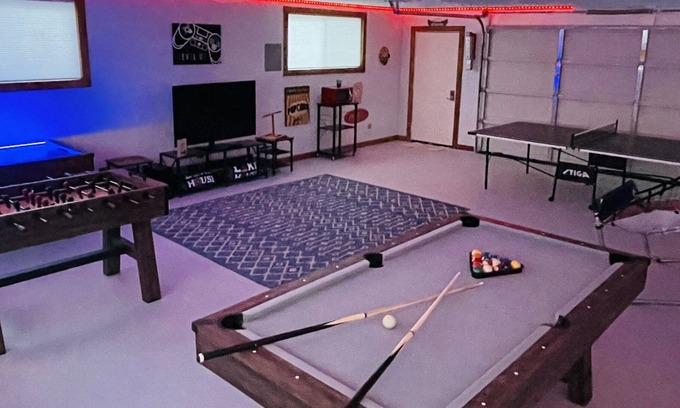 Fairfield Bay House | New Game Room! WiFi! King Bed! Family Friendly!