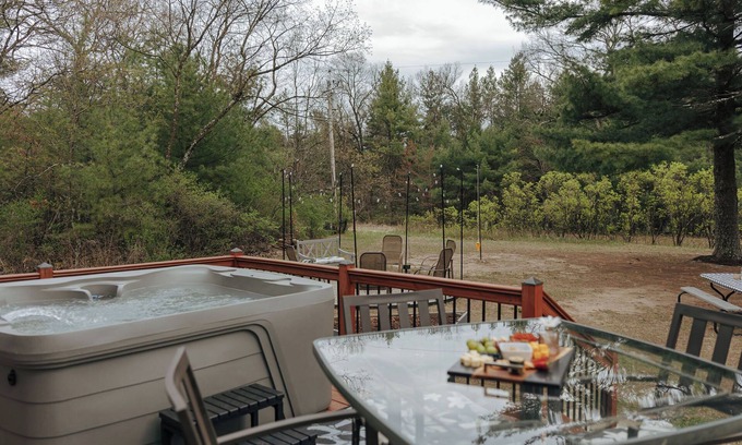 Wisconsin Dells House | NEW Gillette Supper Club hot tub