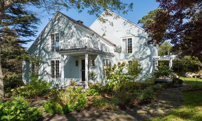 Cummaquid House | NEW! Gorgeous Northside 4 bdrm 3 bath home with Waterviews, Sleeps 8