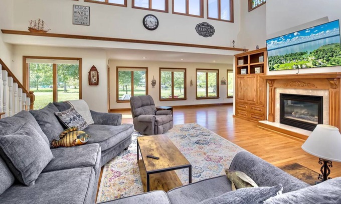 Houston House | NEW Grand Lake Lakefront Home With Boatdock - Sleeps 12