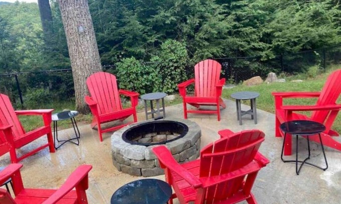 New Hampton Cabin | New Hampton Riverview cabin~Jacuzzi!Firepit!Dogs Welcome!nSki! Hike! Explore!