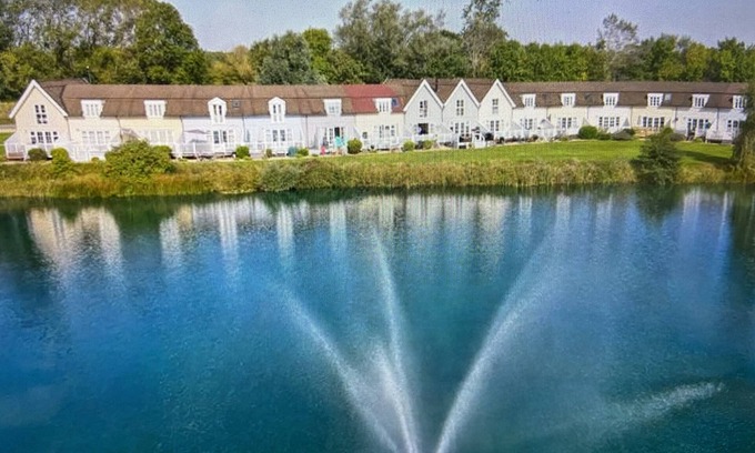 South Cerney Cottage | New Hampton style house on Cotswold lake -sleeps 6