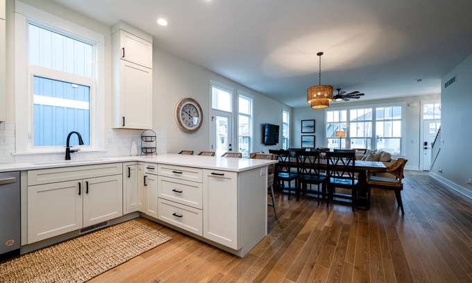 Saint Joseph House | New Harbor Shores House with Bunk Beds, terrance, and Pool!