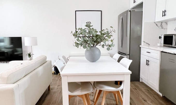 Reseda House | NEW! Hart House - Gorgeous 3BR House in Sunny LA