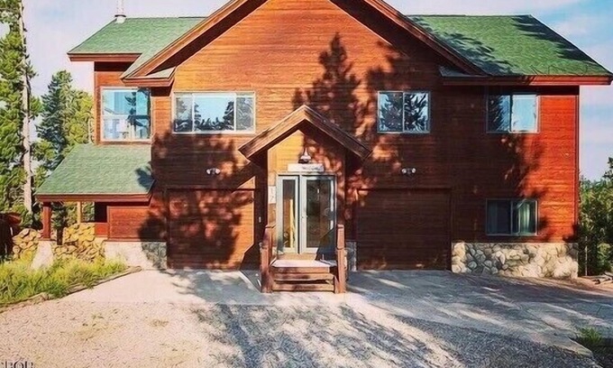 Grand View Highlands Ski Chalet | NEW, Hillside Haven Lodge, 15 mins to Devils Thumb Ranch, Hot tub on 1 acre