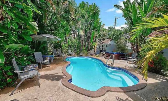 Parker Ridge House | NEW! Historic Estate-Heated Pool - Two Guest Houses - Sleep16 - NEAR EVERYTHING