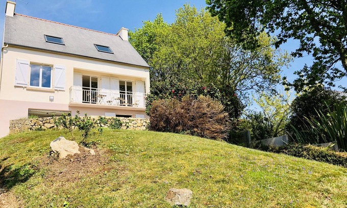Crozon House | New holiday home with peaceful garden and sea view