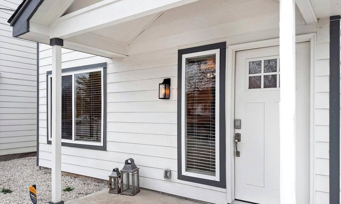 Denver Heights House | NEW Home Near BMT Grad 3 mi to Downtown & Riverwalk 1mi to Alamodome-FrostBank
