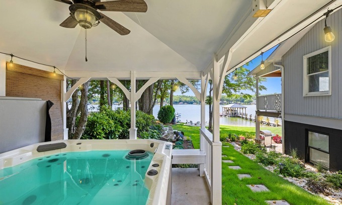 Mooresville House | NEW! Hot Tub, Amazing Sunsets, Sleeps 10, 4bd 4ba!