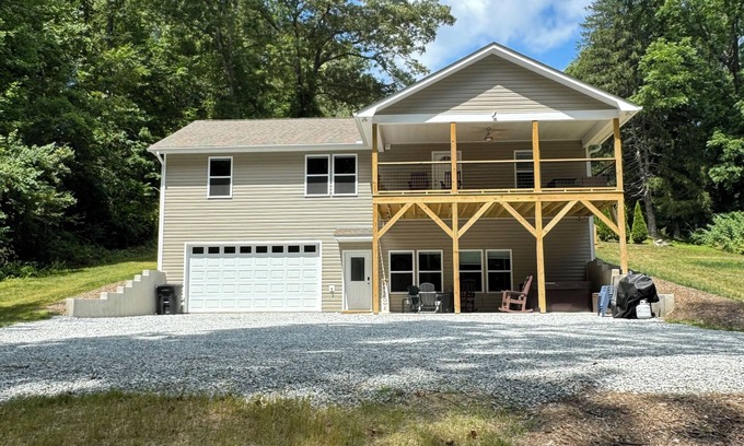 Hendersonville House | NEW house nestled in a quiet area. Has hot tub & game room. 5 min to down town.