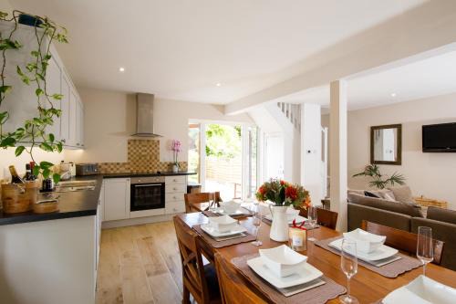 Sidlesham House | New House, " Orchard Croft Lodge ", DOG FRIENDLY, 20 Minutes From Goodwood Events, 9 Minutes From Sandy West Wittering Beach, 2 Bathrooms, Can Sleep 8 On Request, Free Wi-Fi & Sky Sports, Very Quiet Location, Free Parking for 8 Cars