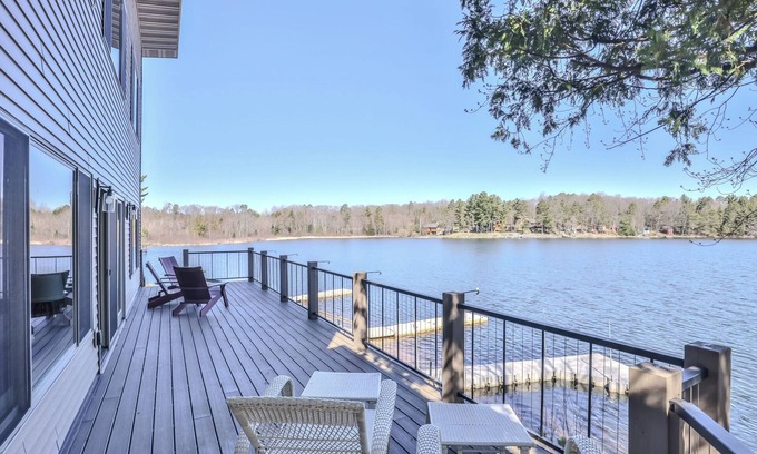 Minocqua House | NEW! Immaculate 3 bedroom home on Lake Shishebogama!