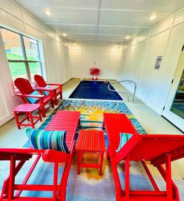 Pigeon Forge Villa | New! Indoor Pool/PS 5/Hot tub/Parkway