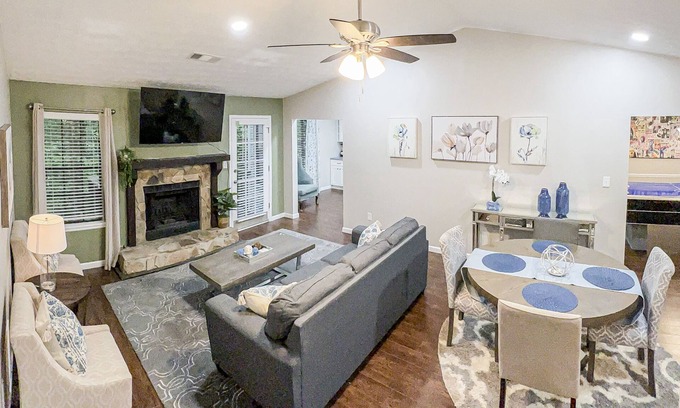 Tucker House | NEW! King Bed - Near ATL - Huge Backyard W/Deck - PETSn15% off between 1/1-1/31