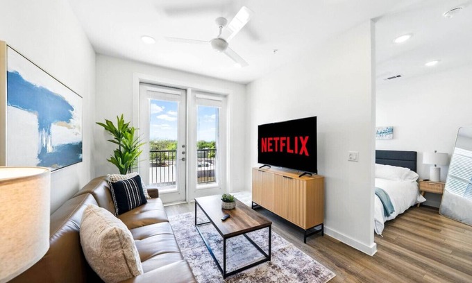 Brentwood Apartment | New King Bed~Pet Friendly Loft