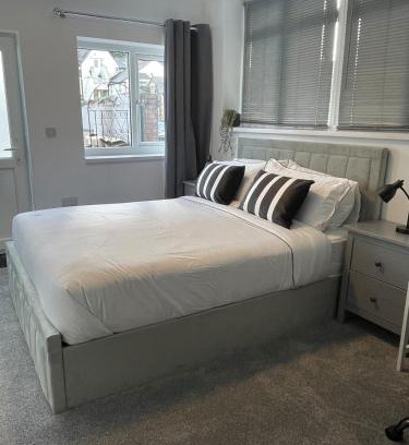 Pontcanna Apartment | New King Studio in Trendy Pontcanna, with Parking