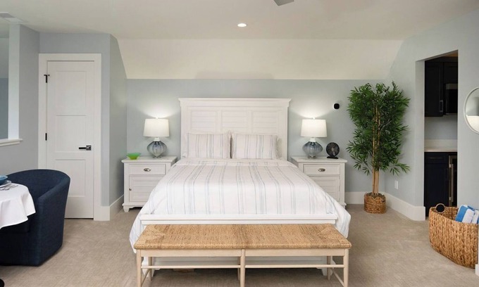 Douglas Apartment | New King Suite: In a beautiful location, with a beautiful design!