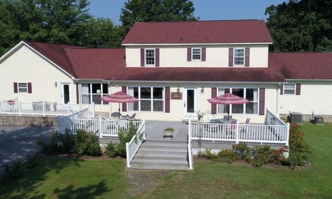 Spring City House | New Lake Estate fine lakefront living!