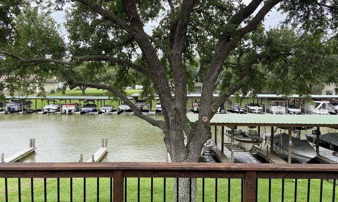 West Livingston House | New! Lake House on Marina Waterfront. Big Deck & Fenced Yard. Lake Livingston.