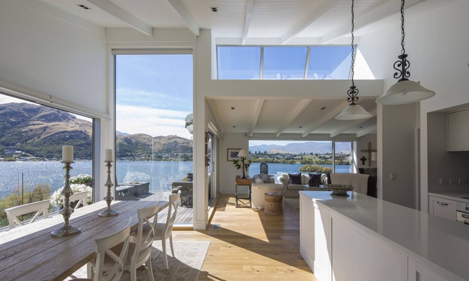 Kelvin Heights House | NEW: Lakeside + Mountain Views, Stylish Home, 3.5kms to Remarkables Ski field