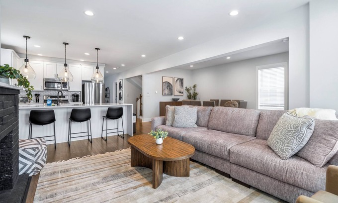 Belmont Cragin House | NEW! Large/Beautiful Home with 6BDS/4BTHS + Garage!
