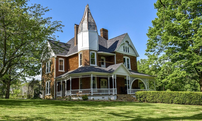 Boyds Creek House | New! Large Victorian home! Outdoor space for entertaining!
