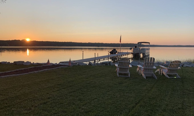 Sturgeon Bay Cottage | New Listing! 2BR Waterfront Modernized Cottage on Clark Lake