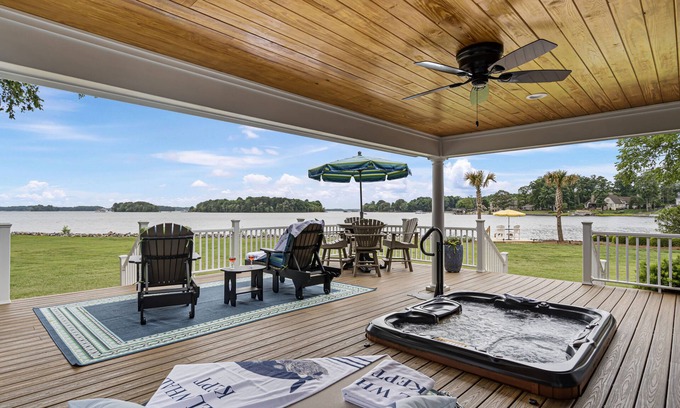 Mayhew House | NEW LISTING! 3 bedroom 2.5 bath 3K sq ft home on Lake Norman-hot tub-WATER VIEWS