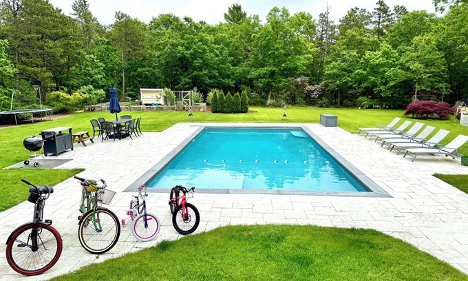 Sandwich House | New listing 4bd w/heated pool, chicken coop, kids playground, wifi