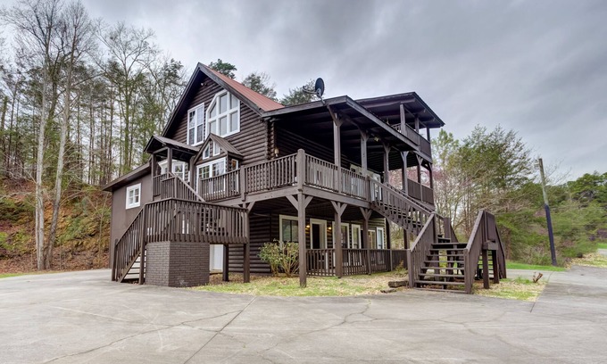 Ranger House | New listing! Adorable dwelling for two in the woods w/ full kitchen & patio area