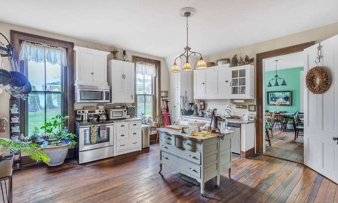 Glasgow Apartment | NEW LISTING! America Room by Main Street Bed & Breakfast