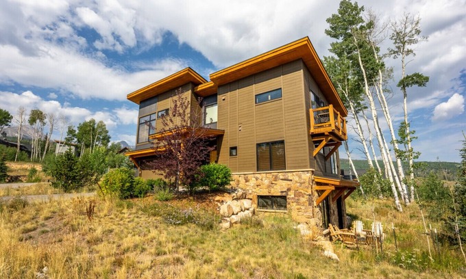 Silverthorne House | *NEW Listing* Aspen Sky Lodge- Walk to Clubhouse, Mountain Views