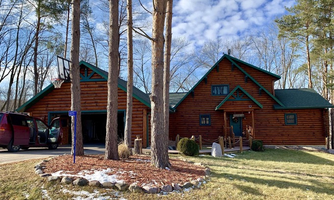 Baraboo Cabin | New Listing!Beautiful Log Cabin near Devil`s Lake.