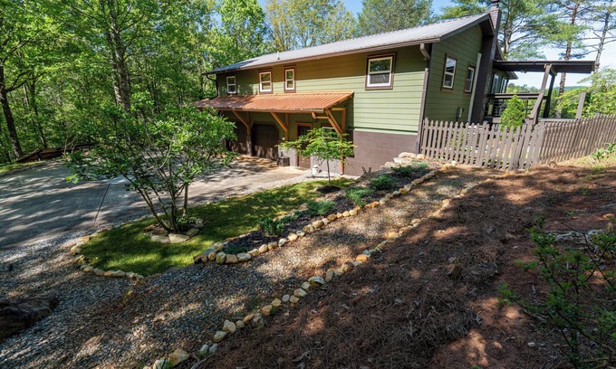 Dahlonega House | New Listing! Boho Mountain Getaway - River Views/Hot Tub