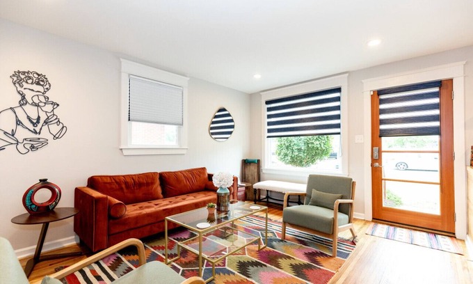 Woodbine House | NEW LISTING! Casa Azul: King Beds, Close 2 Broadway HOT Tub with Private Yard