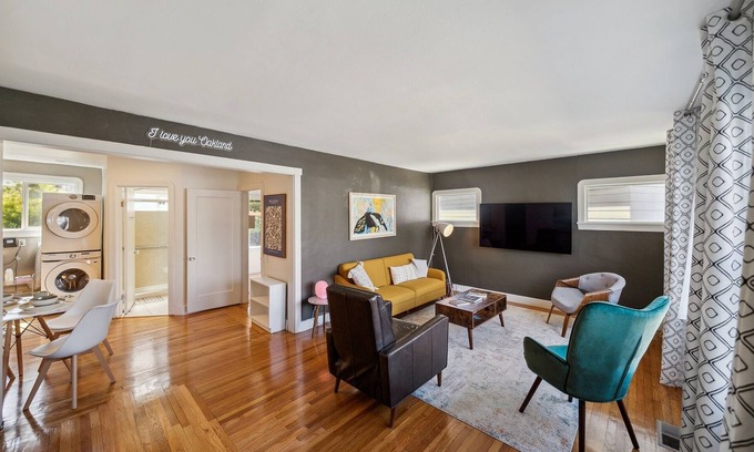 Dimond House | NEW LISTING! Centrally located ❤️ 2 bedrooms walkable by RedAwning