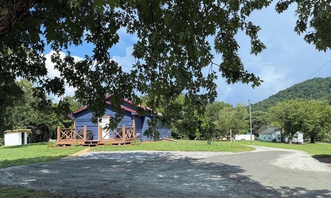 Lenoir Cabin | New listing Cozy 2-bedroom/2-bath cabin in serene Happy Valley near Blowing Rock