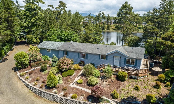 Florence House | New Listing! Cozy Heceta Beach Area Lakefront Cottage, Hot Tub, Gas Grill, Game Room. Near Beach