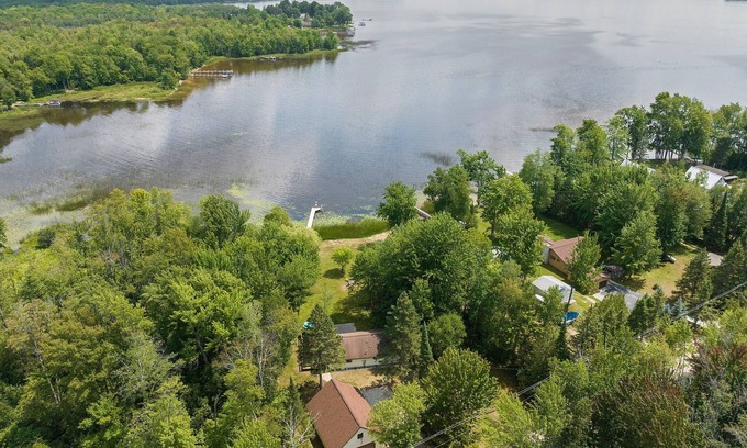 Levering House | New Listing!-Douglas Lakefront Home-Hot Tub-GameRoom-FirePit-Dog-friendly!